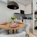 Hevenia Near In Wit Pool & Parking By Renters Prestige Apartment