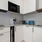 Hevenia Near In Wit Pool & Parking By Renters Prestige Apartment *