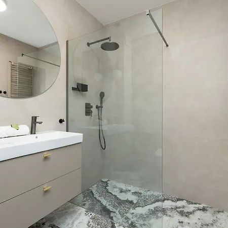 Apartman Hevenia Near In Wit Pool & Parking By Renters Prestige