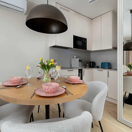 Hevenia Near In Wit Pool & Parking By Renters Prestige Apartman