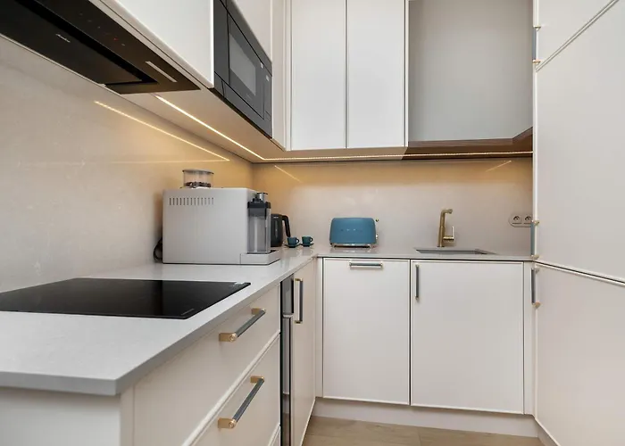 Hevenia Near In Wit Pool & Parking By Renters Prestige Lägenhet *