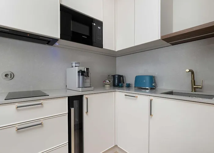 Hevenia Near In Wit Pool & Parking By Renters Prestige Lägenhet *